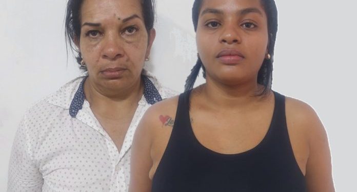 Capturan a dos «cosquilleras» robando celulares en la Batalla de Flores de Santo Tomás