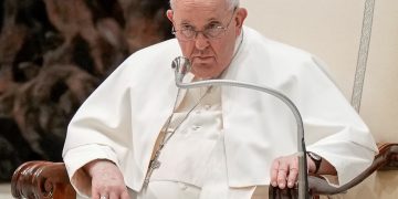Papa Francisco muestra mejoría leve, pero sigue con oxígeno mientras continúa su recuperación