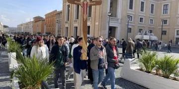 Rezan por la salud del Papa en la Plaza de San Pedro la Curia y los fieles