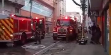 Incendio en edificio de la calle 35 en Barranquilla: Bomberos trabajan para controlar las llamas