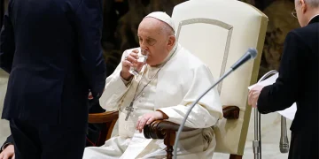 El Papa Francisco dice que aún necesita tratarse la bronquitis