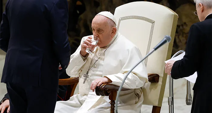 El Papa Francisco dice que aún necesita tratarse la bronquitis