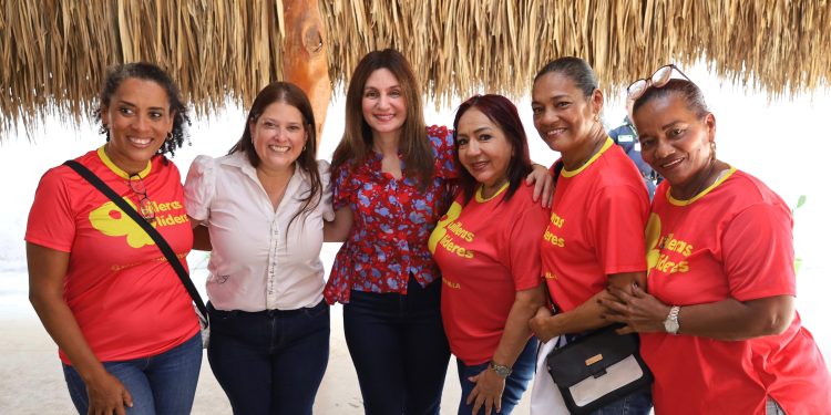 De la mano con la primera dama, Katia Nule, 200 mujeres comienzan escuela de liderazgo  
