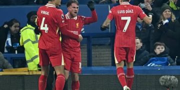 Liverpool dejó escapar el triunfo en un derbi frenético ante Everton