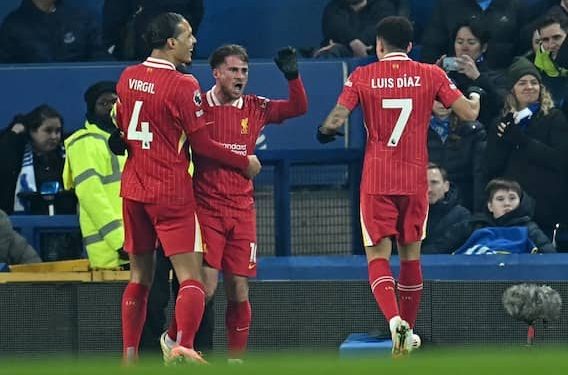 Liverpool dejó escapar el triunfo en un derbi frenético ante Everton
