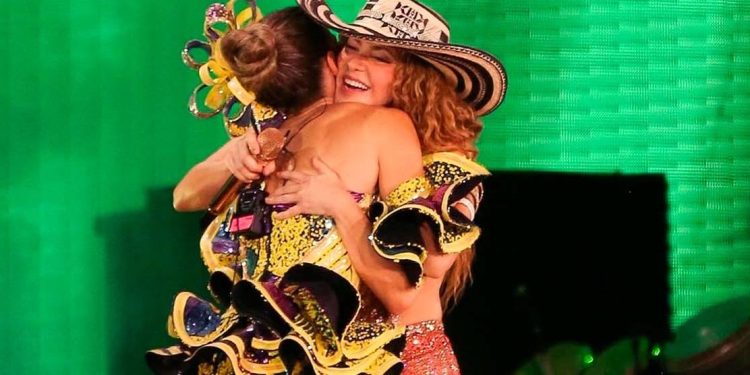 Shakira Celebra el Carnaval de Barranquilla con la Reina Tatiana Angulo en su Concierto