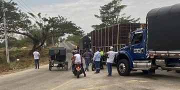 Cierre de Vía por Bandera del ELN en Santo Tomás: Paquetes Sospechosos Generan Alerta