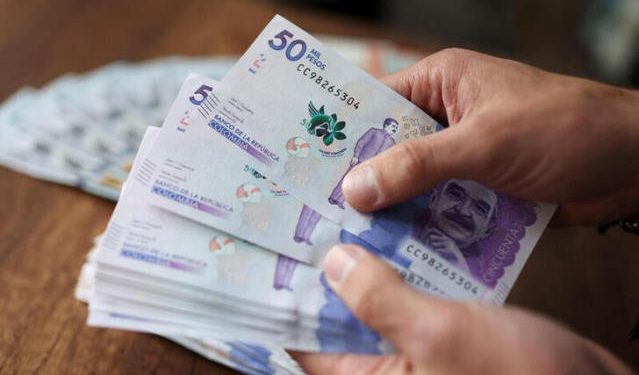 Carf alerta sobre recorte de 46 billones de pesos en 2025 para cumplir la Regla Fiscal