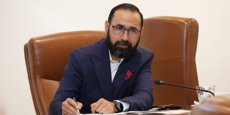 Otro que abandona el gabinete ministerial: renuncia protocolaria de Andrés Camacho, Ministro de Minas y Energía
