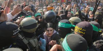 Rehenes israelíes y prisioneros palestinos son liberados mientras en Israel condenan el aspecto de los cautivos