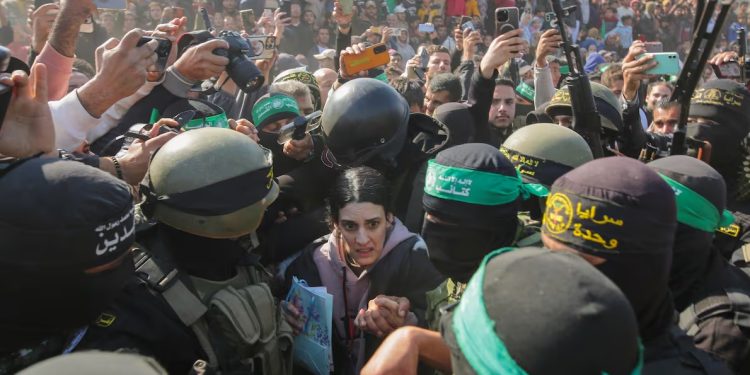 Rehenes israelíes y prisioneros palestinos son liberados mientras en Israel condenan el aspecto de los cautivos