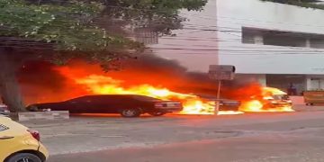 Incendio en Bocagrande destruye tres vehículos y causa grandes pérdidas materiales