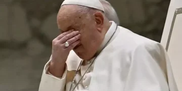 Papa Francisco fue hospitalizado en Roma por una bronquitis