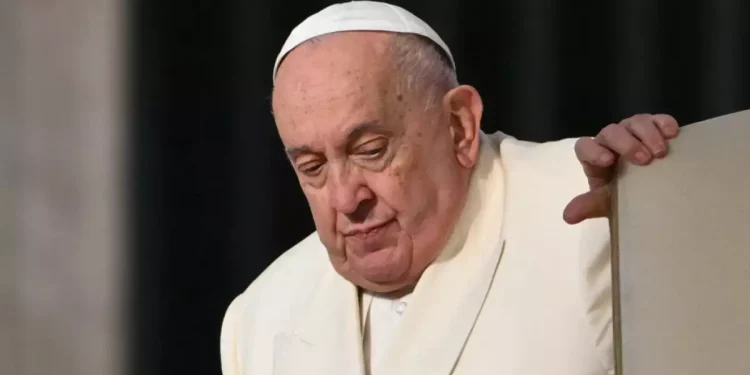 Fase crítica fue superada por el Papa tras 14 días hospitalizado por problemas respiratorios