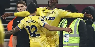 Daniel Muñoz brilla ante el Manchester United con una asistencia clave