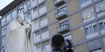 El Papa vuelve a usar nasales de oxígeno, realizan exámenes clínicos