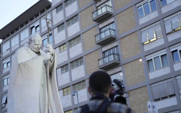 El Papa vuelve a usar nasales de oxígeno, realizan exámenes clínicos