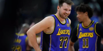 Luka Doncic brilla en su primera gran exhibición con los Lakers