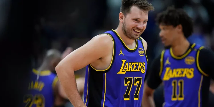 Luka Doncic brilla en su primera gran exhibición con los Lakers