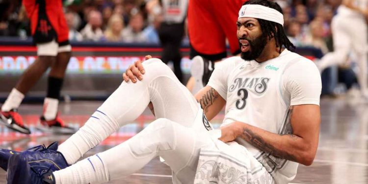 Anthony Davis se lesiona en su debut con los Mavericks