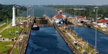 Panamá niega haber aceptado que buques de EE.UU. no paguen al pasar por el canal