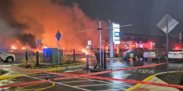 Avión médico se estrella cerca de un centro comercial en Filadelfia, dejando seis muertos y varias casas incendiadas