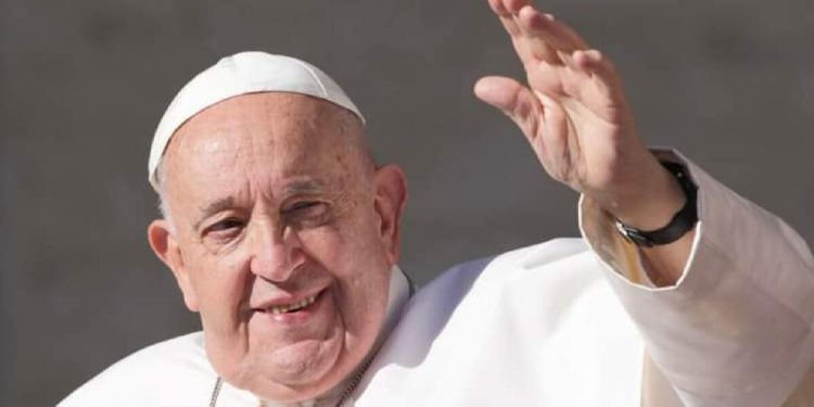 El Papa Francisco continúa en estado “crítico pero estable” mientras espera resultados de una nueva TAC