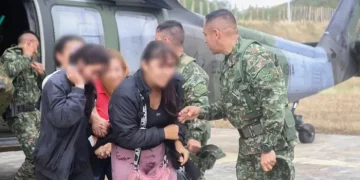 Tropas del Ejército brindaron ayuda humanitaria a 17 personas que fueron evacuadas vía aérea desde el municipio El Tarra a la ciudad de Cúcuta,