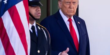 Trump celebra la reducción de cruces fronterizos y declara el fin de la «Invasión» migratoria