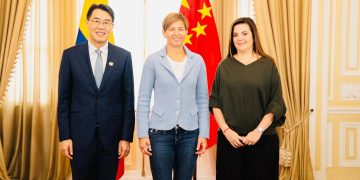 Primera Dama reaparece y Colombia fortalece lazos con China mediante donación para adultos mayores