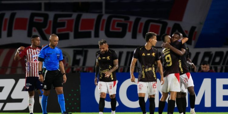 América de Cali elimina a Junior en penales y avanza en la Copa Sudamericana