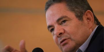 Germán Vargas Lleras critica a Petro por amenazas al Estado de Derecho y convocatoria a consulta popular