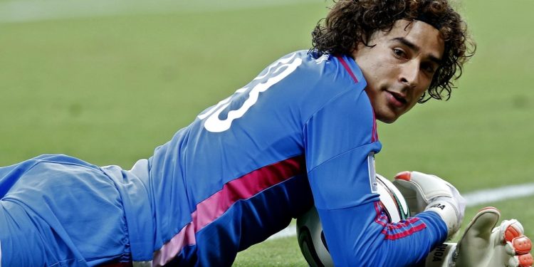 La IFAB aprueba cambios en el reglamento: Menos tiempo para los porteros y pruebas de la ‘Ley Wenger’