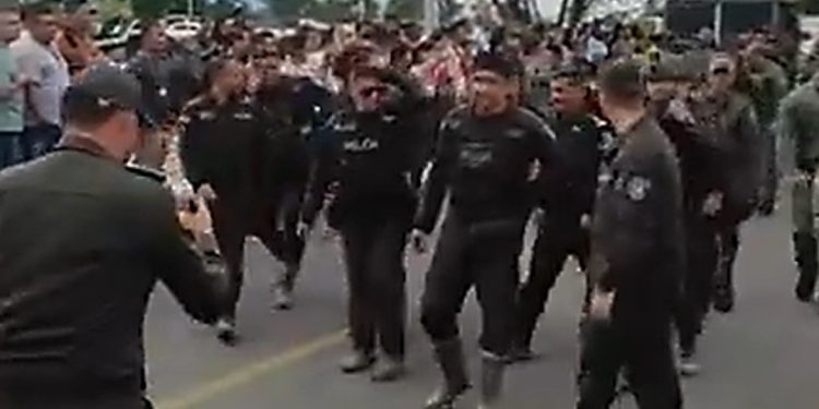 Con calle de honor en Putumayo fueron recibidos los uniformados liberados tras más de 40 horas de secuestro