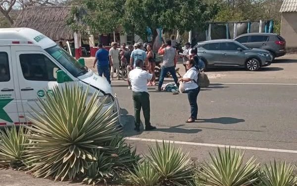 Accidente en la Vía al Mar: motociclista pierde la vida al ser embestido por un microbús