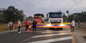 Vuelven a bloquear la carretera Oriental por parte de conductores que protestan y exigen tarifa cero en el peaje de Sabanagrande