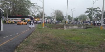 Protesta de transportadores bloquea accesos a Montería y peajes en Córdoba