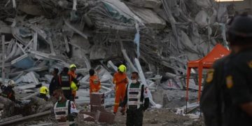 Al menos 3 muertos, 50 heridos y 70 desaparecidos en Bangkok 