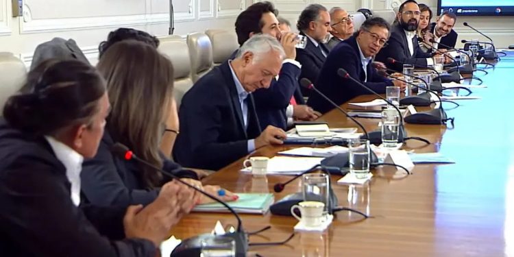 Consejo de Estado admite tutela para frenar televisación de consejos de ministros de Petro