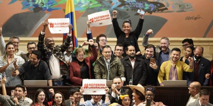 Comisión Séptima hunde virtualmente la reforma laboral con 8 votos en contra