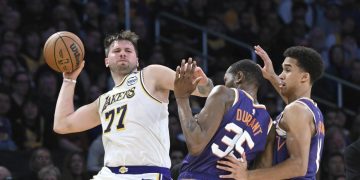 Video | Chispas en la NBA: Durant y Doncic protagonizan tenso duelo en la victoria de los Lakers