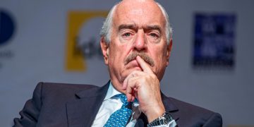 Expresidente Andrés Pastrana denuncia retención en aeropuerto de Angola