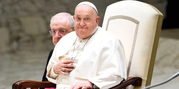 Cardenal cercano al Papa Francisco descarta renuncia y habla sobre su recuperación