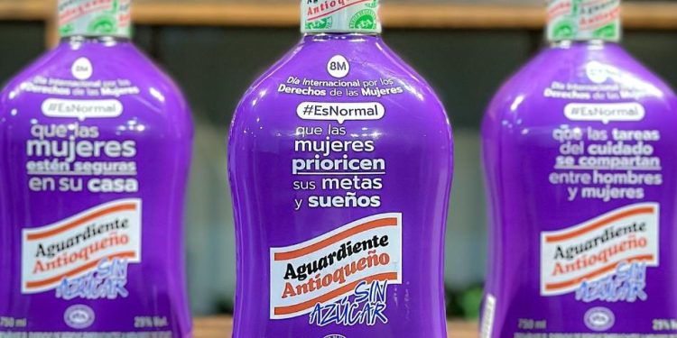 Polémica por aguardiente conmemorativo del Día de la Mujer: acusan comercialización de la fecha