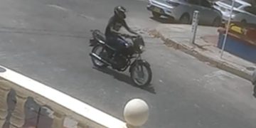 En video quedó registrado cómo un delincuente se robó un iPhone, joyas y reloj en El Silencio