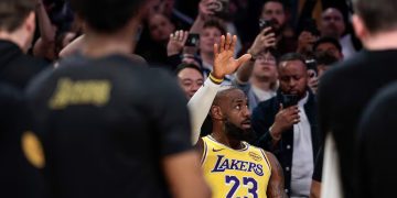 LeBron James rompe la barrera de los 50.000 puntos