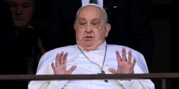 Después de 38 días el Papa Francisco abandona el hopsital