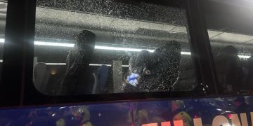 Nuevo ataque al bus de Millonarios camino al Campín: jugadores reaccionan ante la violencia