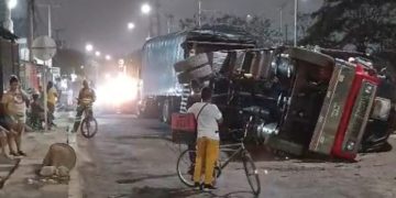 Camión que transportaba aceite se volcó en la Circunvalar