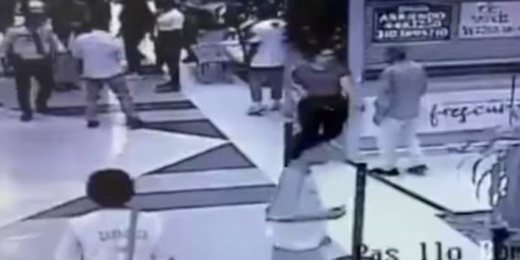 Hombre muere en centro comercial de Medellín tras ser baleado por un vigilante